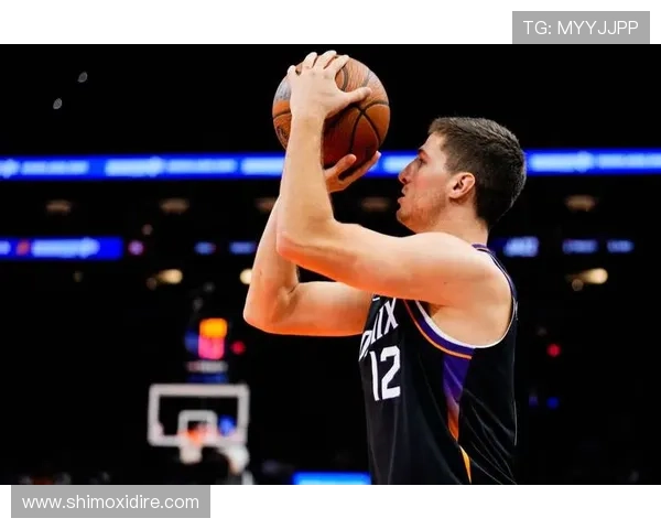 布克本赛季表现惊艳场均30分助力球队争冠梦想